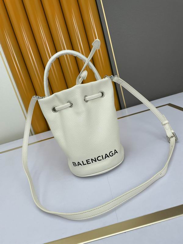 Balenciaga 15x23x15cm ww2