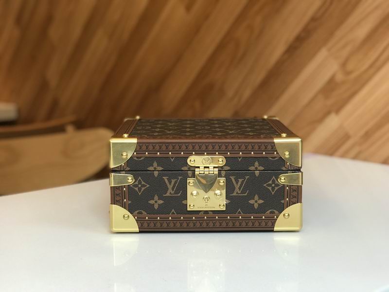 LV M4700SP 23x23x11cm QS-4