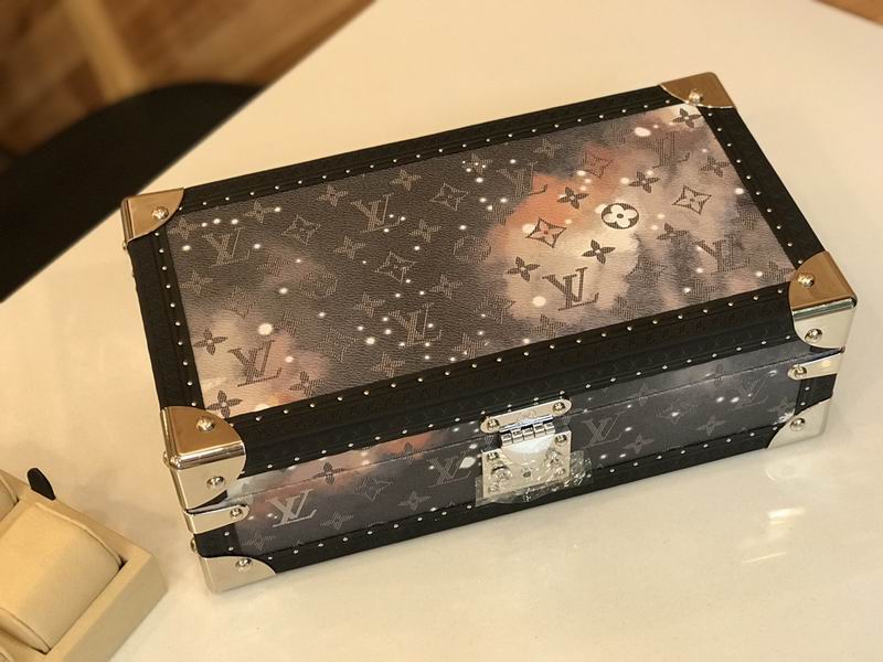 LV M4700B 34x18x11cm QS-1