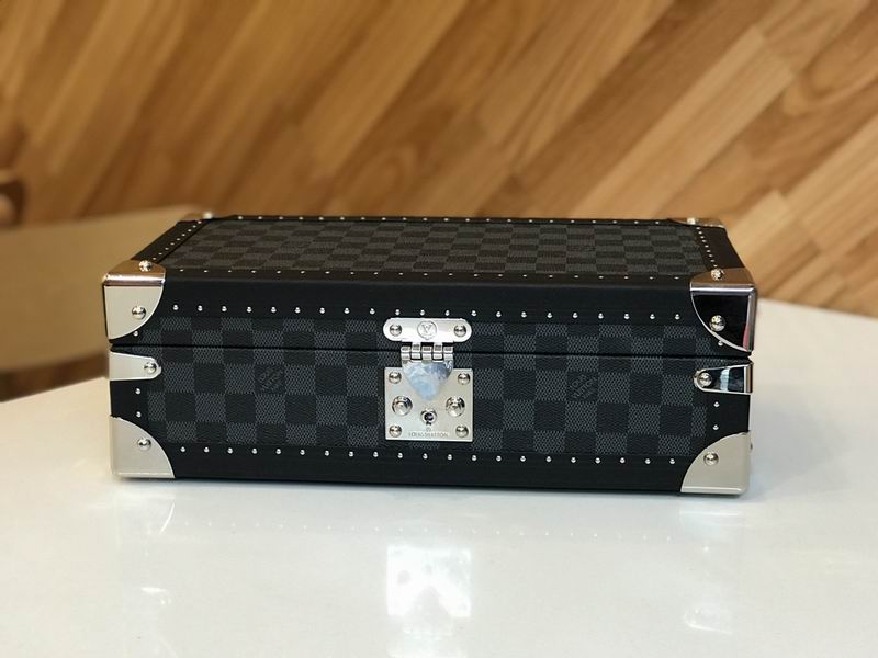 LV M4700B 34x18x11cm QS-5