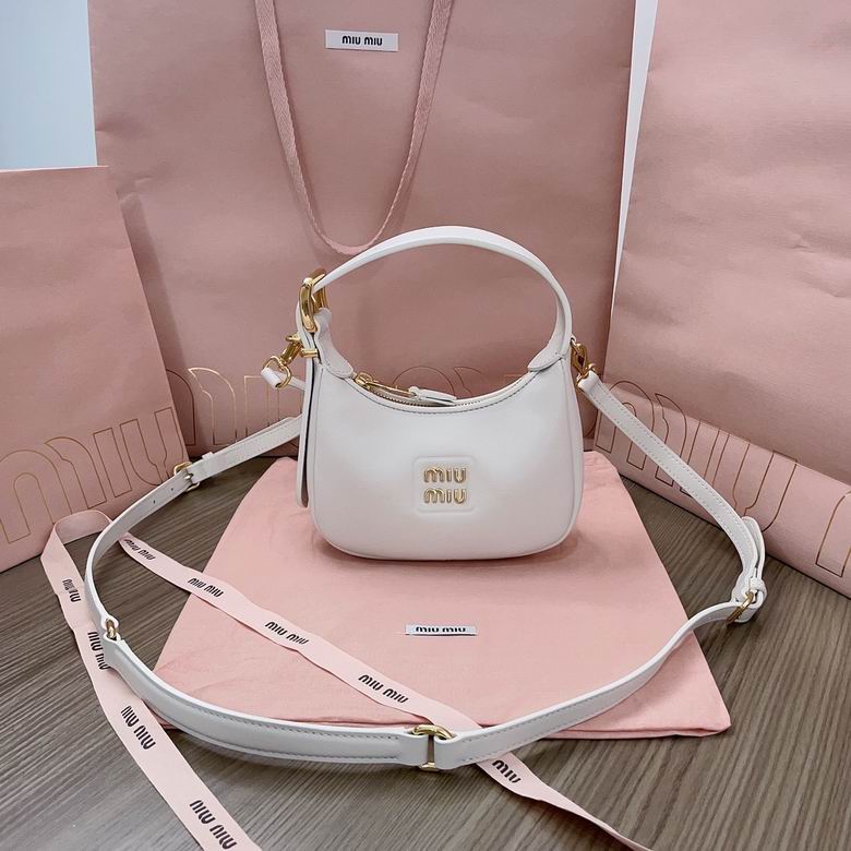 5BP084  17X15.5X5.5cm SF